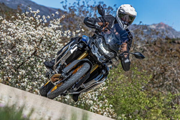 Voge 900 DSX Trail bridable A2 – Black Edition / Gris-bleu